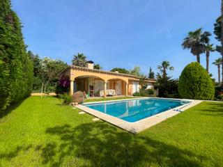 Casa en Calle pedraforca. Encantadora casa de una sola planta con jardín, piscina y gran g