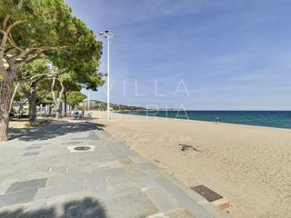 Apartament a Passeig maritim. Piso reformado en primera línea de mar  playa central de platja
