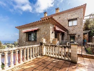 Casa  Calle alexandre de riquer. Exclusiva villa con vistas al mar en sa riera