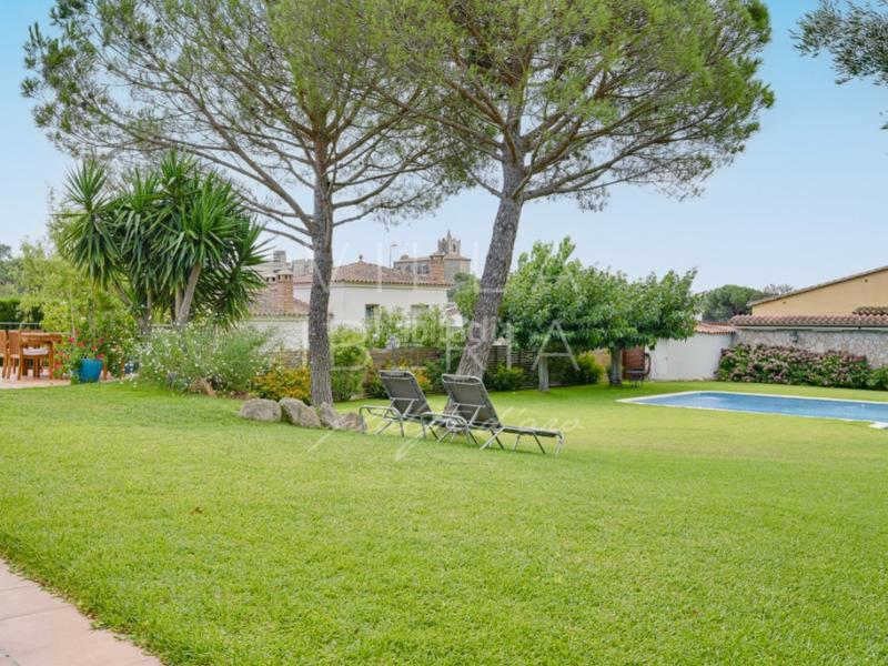 Foto 9ffa0374-9135-452d-8211-6f0026fea7a5. Casa en calle tordera chalet en ubicación excelente, con piscina y vistas abiertas en Calonge