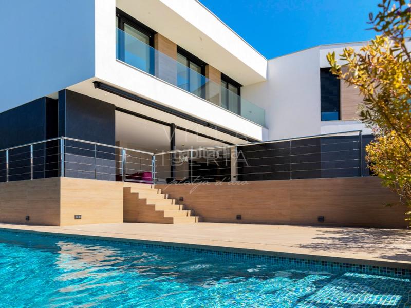 Foto 57714cdb-45fb-4c03-b223-1a5559fdbce5. Casa en calle vicenç bou 27 moderna villa céntrica en platja daro de reciente construcción en Platja d´Aro