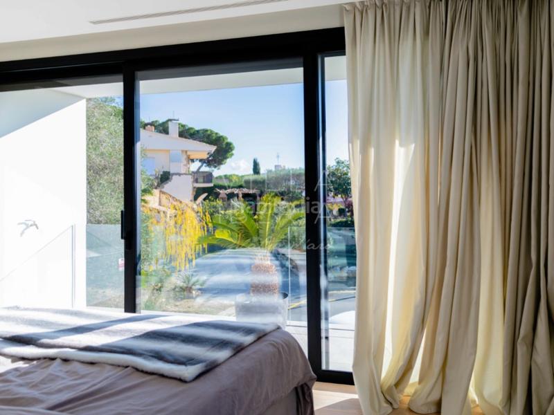 Foto bb46aa6e-6e09-4b28-9f7b-abc821b20dfc. Casa en calle vicenç bou 27 moderna villa céntrica en platja daro de reciente construcción en Platja d´Aro