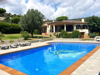 Casa  Calle edimburg 4. Moderna villa con piscina climatizada, vistas despejadas y licen
