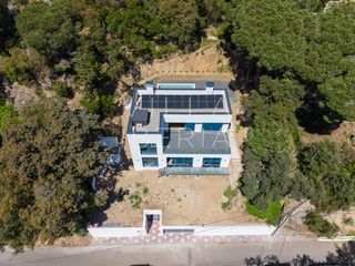 Casa a Calle del puig brull 89. Casa de nueva construcción con piscina y vistas espectaculares
