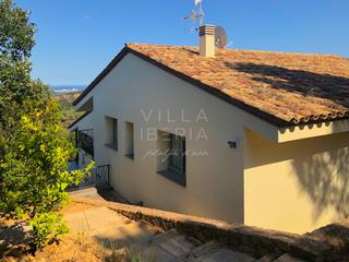 Haus  N/a. Villa contemporánea con piscina y vistas panorámicas en el golf