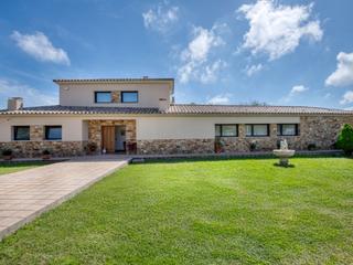 Casa  Calle girgola 19. Chalet con piscina en sant daniel, a pocos minutos del mar