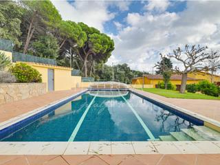 Casa  Calle esglesia 7. Villa luminosa con jardín y piscina en el centro