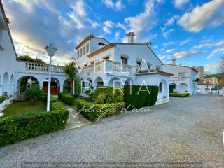 Reihenhaus  Calle eduard toldra 9. Casa adosada muy céntrica en platja daro con impresionante pisci