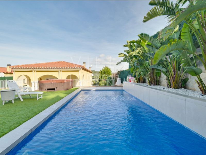 Foto 86872aab-dea3-4d3d-b79b-9f43f5e7b607. Casa en paseo ametista 27 confortable villa con piscina y licencia turística en Platja d´Aro