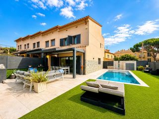 Casa a schiera  Carrer església. Casa semiadosada con piscina privada y jardín en el centro de pl