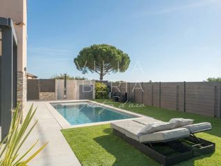 Casa adossada  Carrer esgl�sia. Casa semiadosada con piscina privada y jard�n en el centro de pl