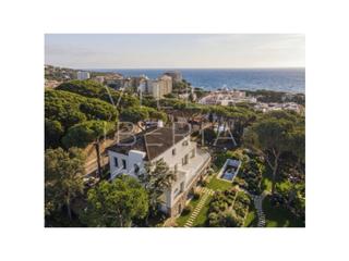 Casa  Calle gaziel 6. Elegante villa clásica reformada con vistas al mar y ubicación p