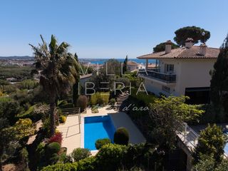House in Calle begur 18. Espaciosa villa con piscina y vistas panoramicas