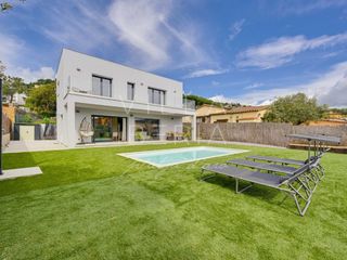 Casa  Calle tordera 3. Luz, diseño y confort vivienda moderna con piscina