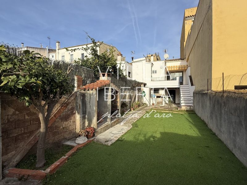 Foto 797c481d-eedb-4723-9d59-a231c34a8163. Casa en carretera girona 123 encantadora casa de pueblo con jardín soleado en ubicación central en Sant Feliu de Guíxols