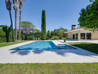 Casa  Avenida canigo 153. Elegante y confortable villa con piscina en el golf costa brava