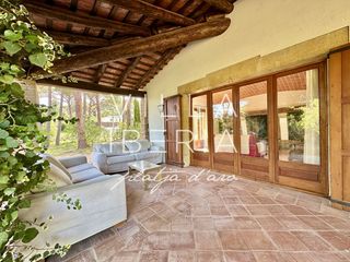 Casa a Calle dels pirineus 504. Elegante villa con vistas abiertas y gran privacidad en golf cos