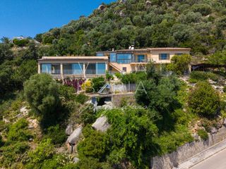 Casa a Calle siena 1. Villa con espectaculares vistas al mar y piscina interior panor�