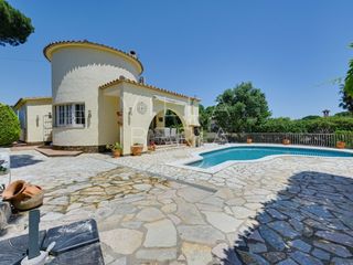 Casa  Calle tarragona 5. Cómoda villa en una sola planta con piscina y jardín a sólo 4 km