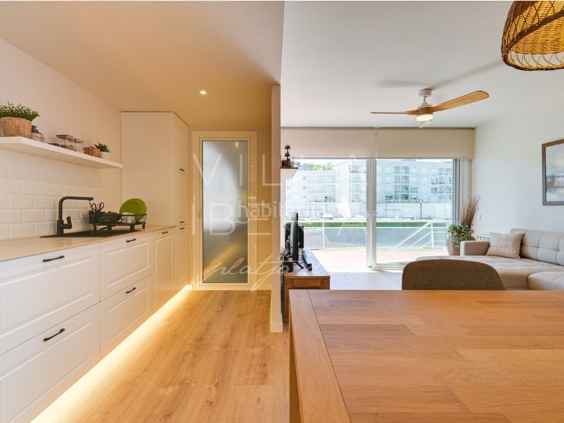 Foto 0883653f-20af-468b-b6e7-abd07cd42105. Apartamento en avenida catalans universals dels 8 impecable apartamento en port daro con vista a la marina en Platja d´Aro