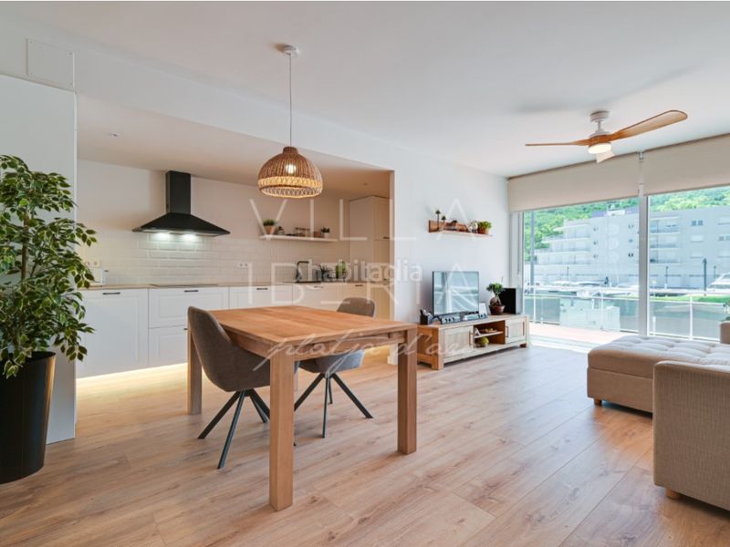 Foto 0ba85661-e425-4d50-9d64-1fe00b2e3e4d. Apartamento en avenida catalans universals dels 8 impecable apartamento en port daro con vista a la marina en Platja d´Aro