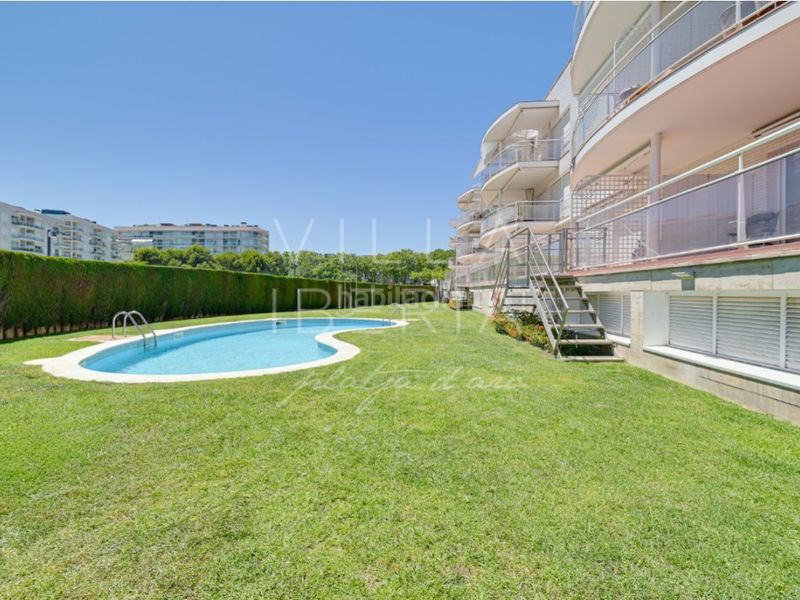Foto 3c56b175-3d3d-4ca5-b8d4-519d2f166205. Apartamento en avenida catalans universals dels 8 impecable apartamento en port daro con vista a la marina en Platja d´Aro
