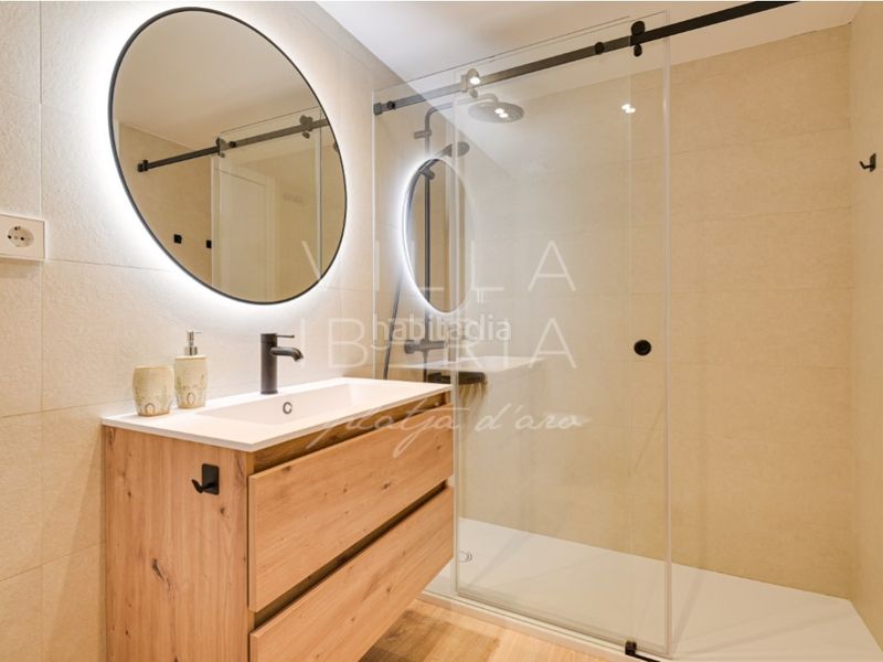 Foto 4f615422-fef3-4e69-8a0f-fecc8ae146cb. Apartamento en avenida catalans universals dels 8 impecable apartamento en port daro con vista a la marina en Platja d´Aro