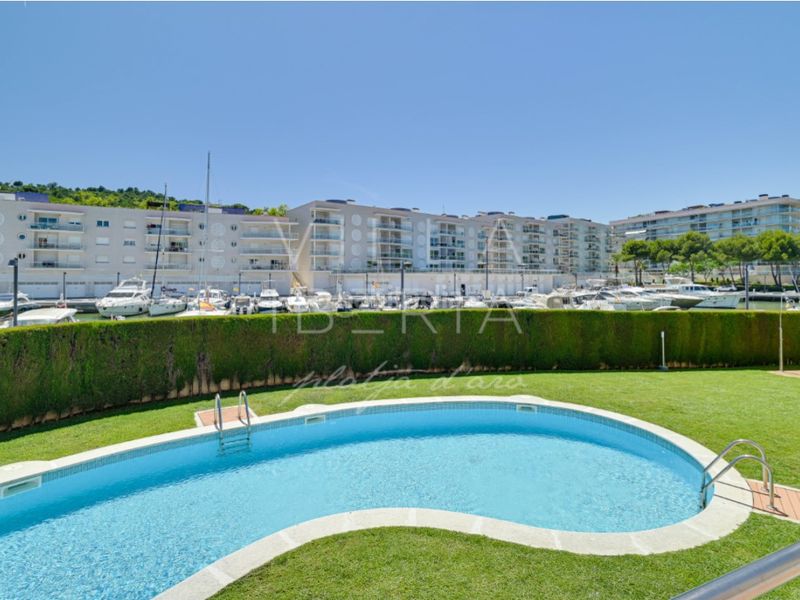 Foto e7bcdf94-6e48-4d65-b8e9-c78b2ac425b6. Apartamento en avenida catalans universals dels 8 impecable apartamento en port daro con vista a la marina en Platja d´Aro