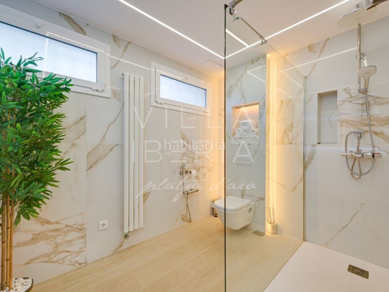 Foto b7b8ef05-4de0-470f-bd46-722081253340. Casa en calle sant narcis 9 villa renovada con piscina, vistas al mar y excelente ubicación cerca del centro en Platja d´Aro