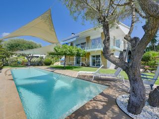 Casa  Calle sant narcis 9. Villa renovada con piscina, vistas al mar y excelente ubicación