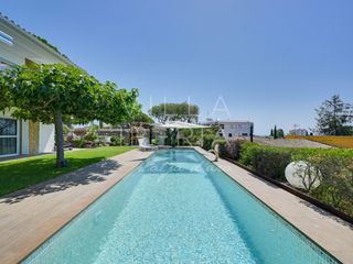 Casa en Calle sant narcis 9. Villa renovada con piscina, vistas al mar y excelente ubicaci�n