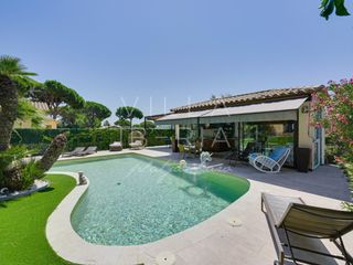 House  Calle prudenci bertrana. Atractiva villa con un excepcional espacio exterior para disfrut