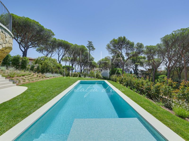 Foto 29e77bac-0d82-4e0f-8f8f-fd9bd304f368. Casa en calle gaziel 6 elegante villa clásica reformada con vistas al mar y ubicación privilegiada en Platja d´Aro