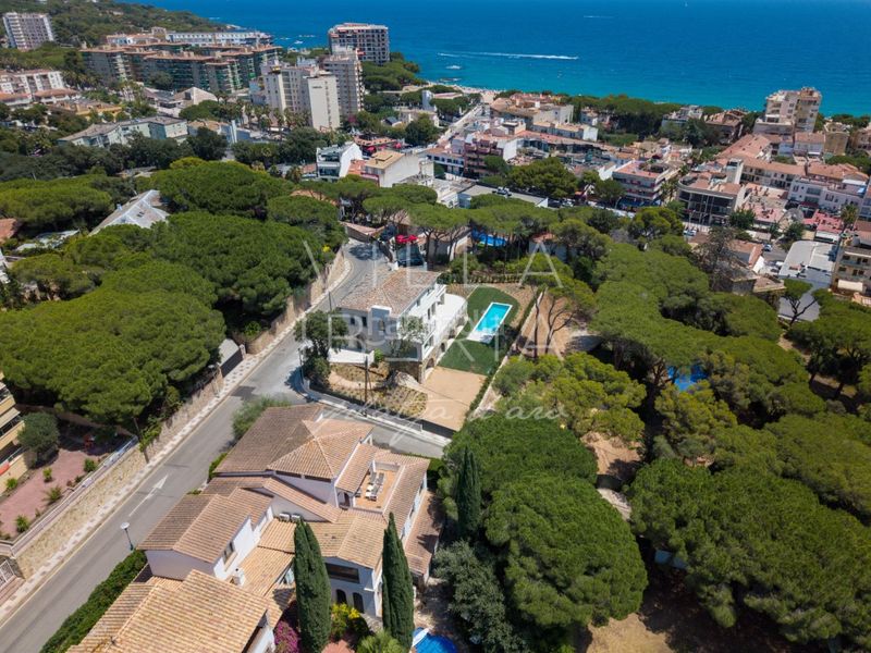 Foto 3615c42b-d27a-4b1a-a653-26ff6115154b. Casa en calle gaziel 6 elegante villa clásica reformada con vistas al mar y ubicación privilegiada en Platja d´Aro