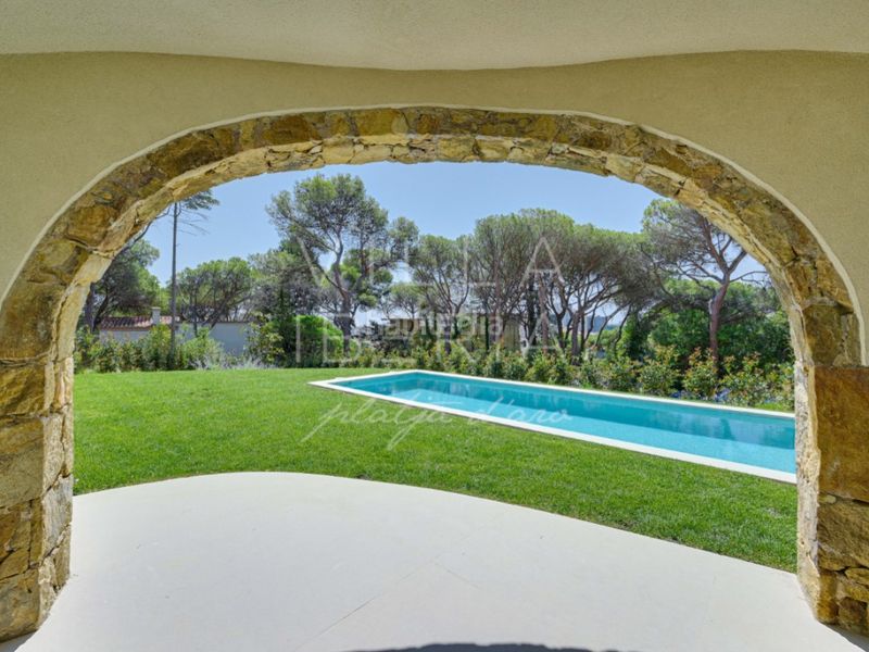 Foto 3707789d-4ce3-4a43-9e7c-554c04227222. Casa en calle gaziel 6 elegante villa clásica reformada con vistas al mar y ubicación privilegiada en Platja d´Aro