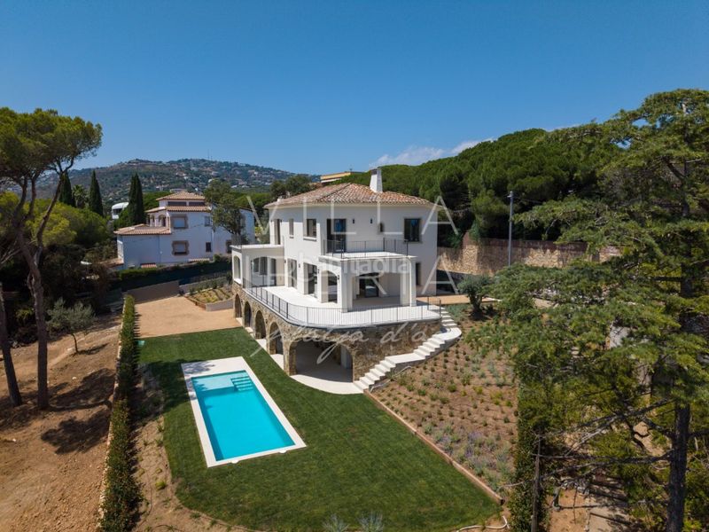 Foto 4bb32ba0-58f0-4003-bb96-3377d19358ee. Casa en calle gaziel 6 elegante villa clásica reformada con vistas al mar y ubicación privilegiada en Platja d´Aro