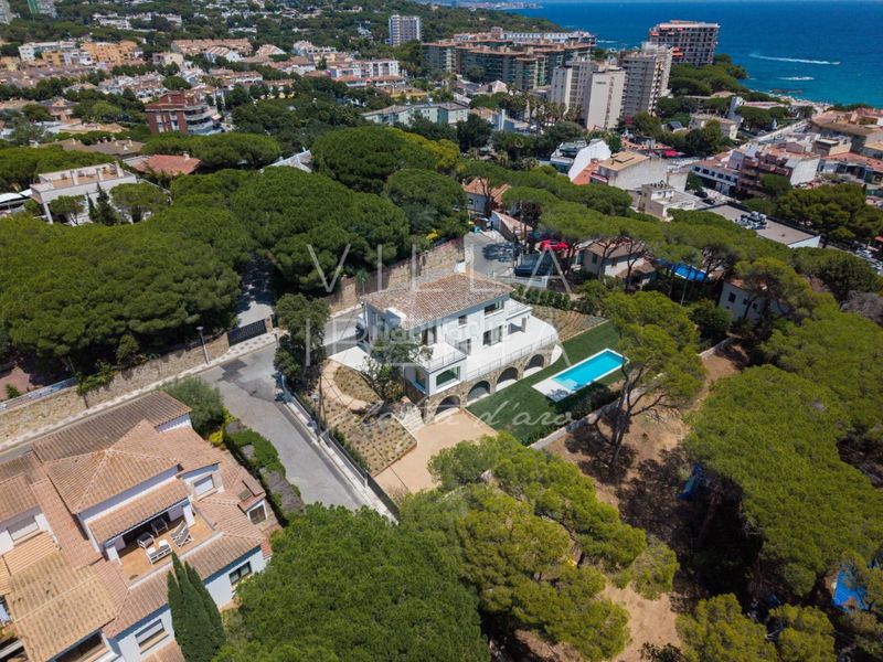Foto 8cd34d2d-3ac1-43b4-a1f3-7b1456b63775. Casa en calle gaziel 6 elegante villa clásica reformada con vistas al mar y ubicación privilegiada en Platja d´Aro