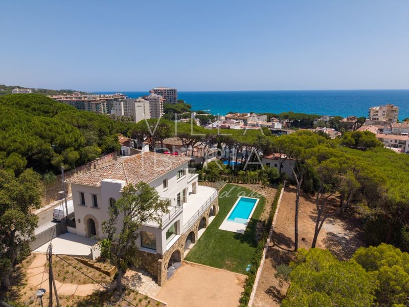 Foto 8ef75aff-cf2c-4d5c-8d46-cf824b84c419. Casa en calle gaziel 6 elegante villa clásica reformada con vistas al mar y ubicación privilegiada en Platja d´Aro