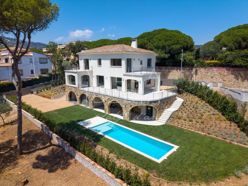 Foto 9089b932-80d5-4e91-a719-d0be3169423e. Casa en calle gaziel 6 elegante villa clásica reformada con vistas al mar y ubicación privilegiada en Platja d´Aro