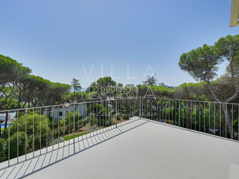 Foto 915c08ea-2a62-42ba-bc87-60c09e9a4d86. Casa en calle gaziel 6 elegante villa clásica reformada con vistas al mar y ubicación privilegiada en Platja d´Aro