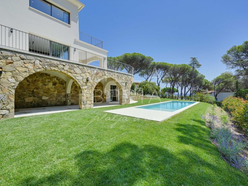 Foto 9661fb44-dce0-4ddf-a71e-d2787c1a5626. Casa en calle gaziel 6 elegante villa clásica reformada con vistas al mar y ubicación privilegiada en Platja d´Aro