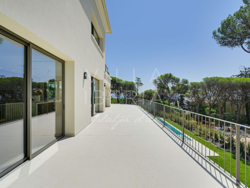 Foto b1691d18-450d-4236-96eb-1b08cd7bca1a. Casa en calle gaziel 6 elegante villa clásica reformada con vistas al mar y ubicación privilegiada en Platja d´Aro