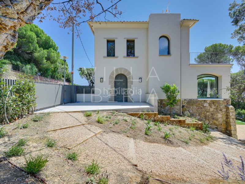 Foto e5c5e5fe-2bf5-4a5d-8f1c-c70342c4c834. Casa en calle gaziel 6 elegante villa clásica reformada con vistas al mar y ubicación privilegiada en Platja d´Aro