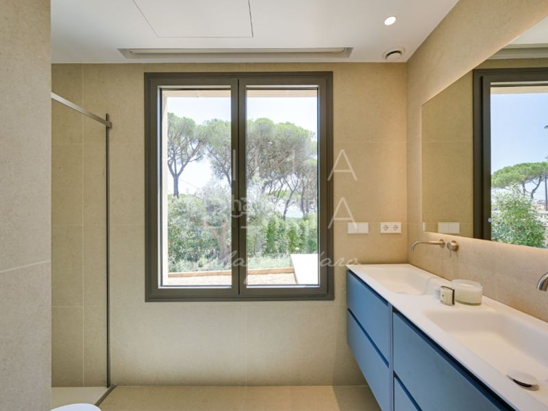 Foto f5a11e1b-b96c-4620-805d-6799f6d13fe6. Casa en calle gaziel 6 elegante villa clásica reformada con vistas al mar y ubicación privilegiada en Platja d´Aro