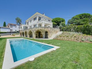 Casa a Calle gaziel 6. Elegante villa cl�sica reformada con vistas al mar y ubicaci�n p