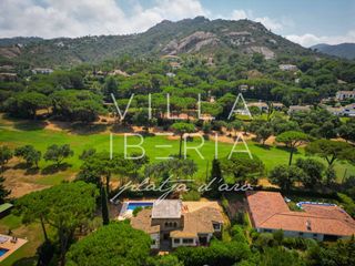Casa a Avenida de la costa brava 118. Villa de car�cter en golf costa brava, con amplios espacios y un