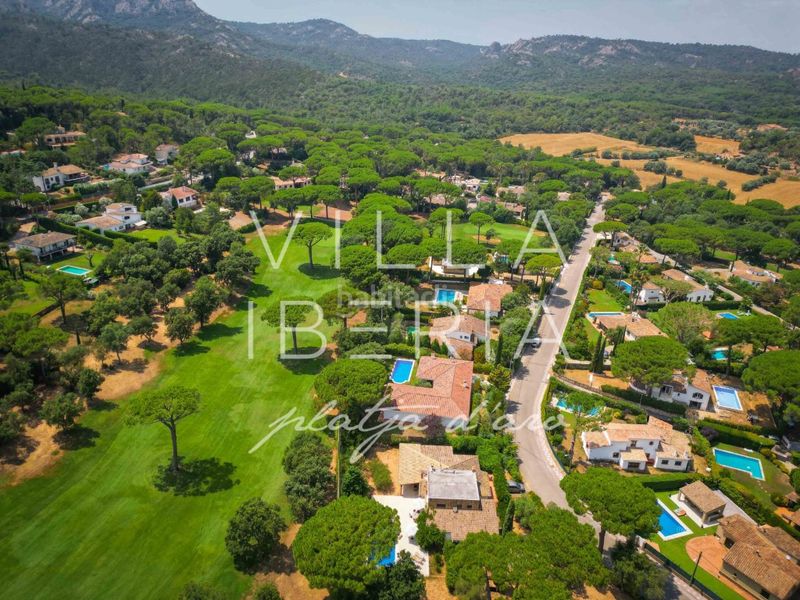 Foto 1dcf5694-ee62-4958-b660-517ff6a62ab5. Casa en avenida de la costa brava 118 villa de carácter en Golf Costa Brava, con amplios espacios y un excelente potencial de actualización en Santa Cristina d´Aro
