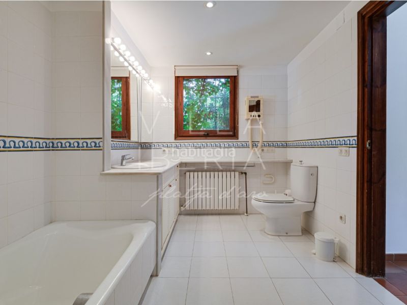 Foto 1e71ba75-a67d-404f-9f44-cab38e38486c. Casa en avenida de la costa brava 118 villa de carácter en Golf Costa Brava, con amplios espacios y un excelente potencial de actualización en Santa Cristina d´Aro