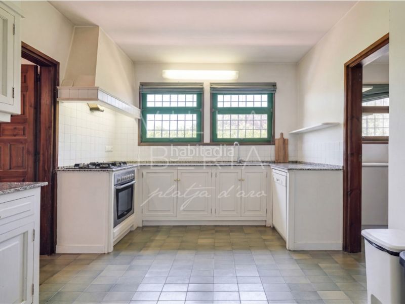 Foto c704e6cd-bb77-4772-a258-92f9b093c8c9. Casa en avenida de la costa brava 118 villa de carácter en Golf Costa Brava, con amplios espacios y un excelente potencial de actualización en Santa Cristina d´Aro