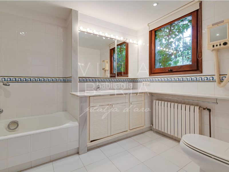 Foto c8815638-de07-47fc-98a4-37054aaab65a. Casa en avenida de la costa brava 118 villa de carácter en Golf Costa Brava, con amplios espacios y un excelente potencial de actualización en Santa Cristina d´Aro